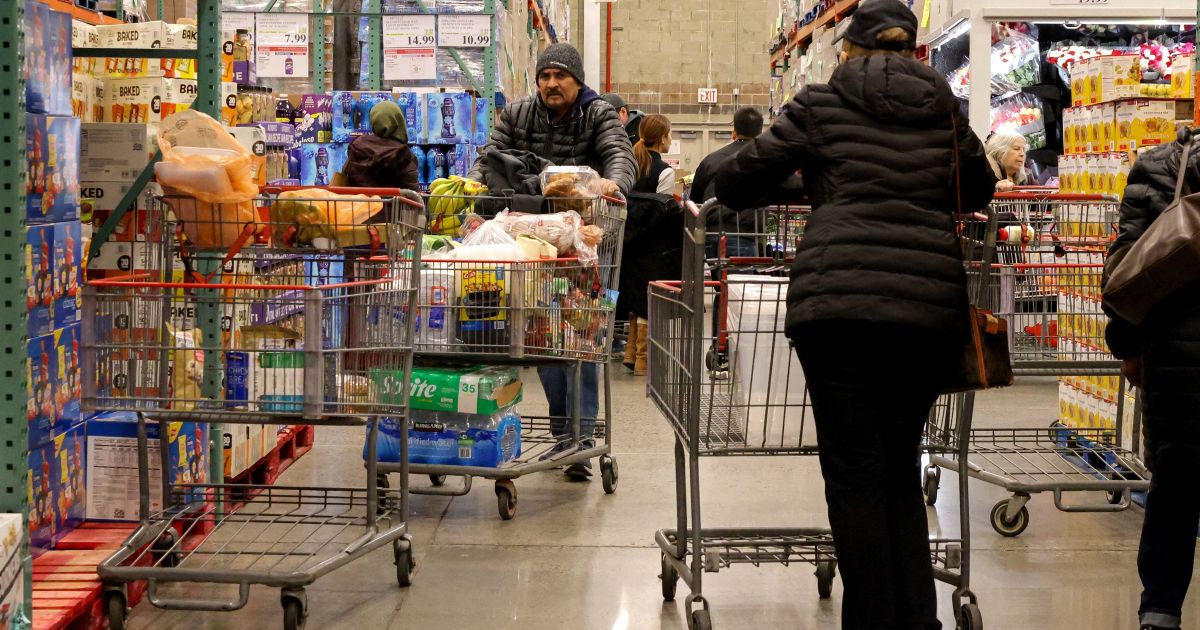 Confiança do consumidor dos EUA atinge mínima recorde em abril