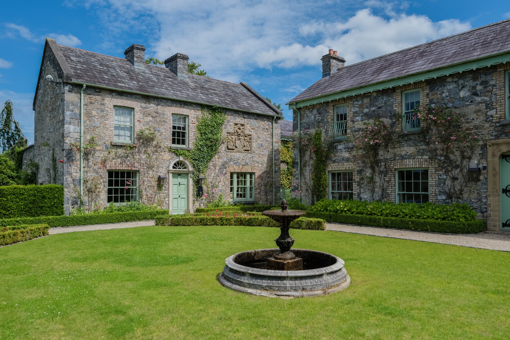 Vila histórica com pub, lago e hotel de luxo é colocada à venda por R$ 118 milhões na Irlanda