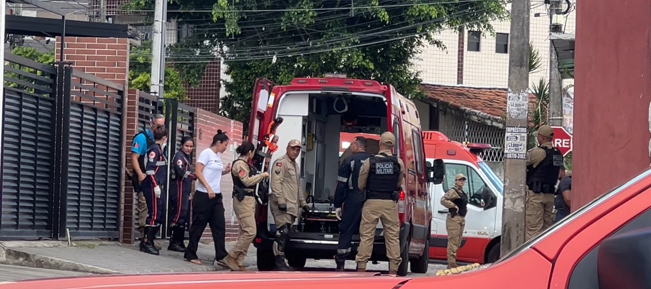 Polícia Militar faz interdição em rua após suspeita de policial surtar em apartamento, em João Pessoa