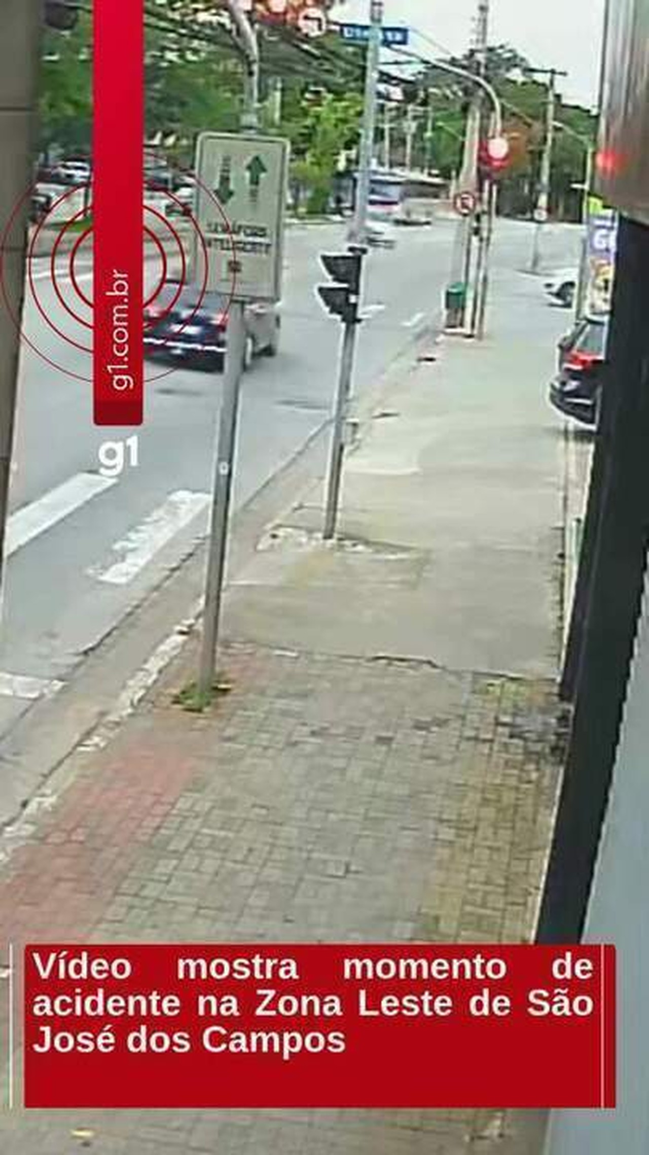VÍDEO mostra momento em que carro avança sinal vermelho e bate em outro veículo em São José; assista