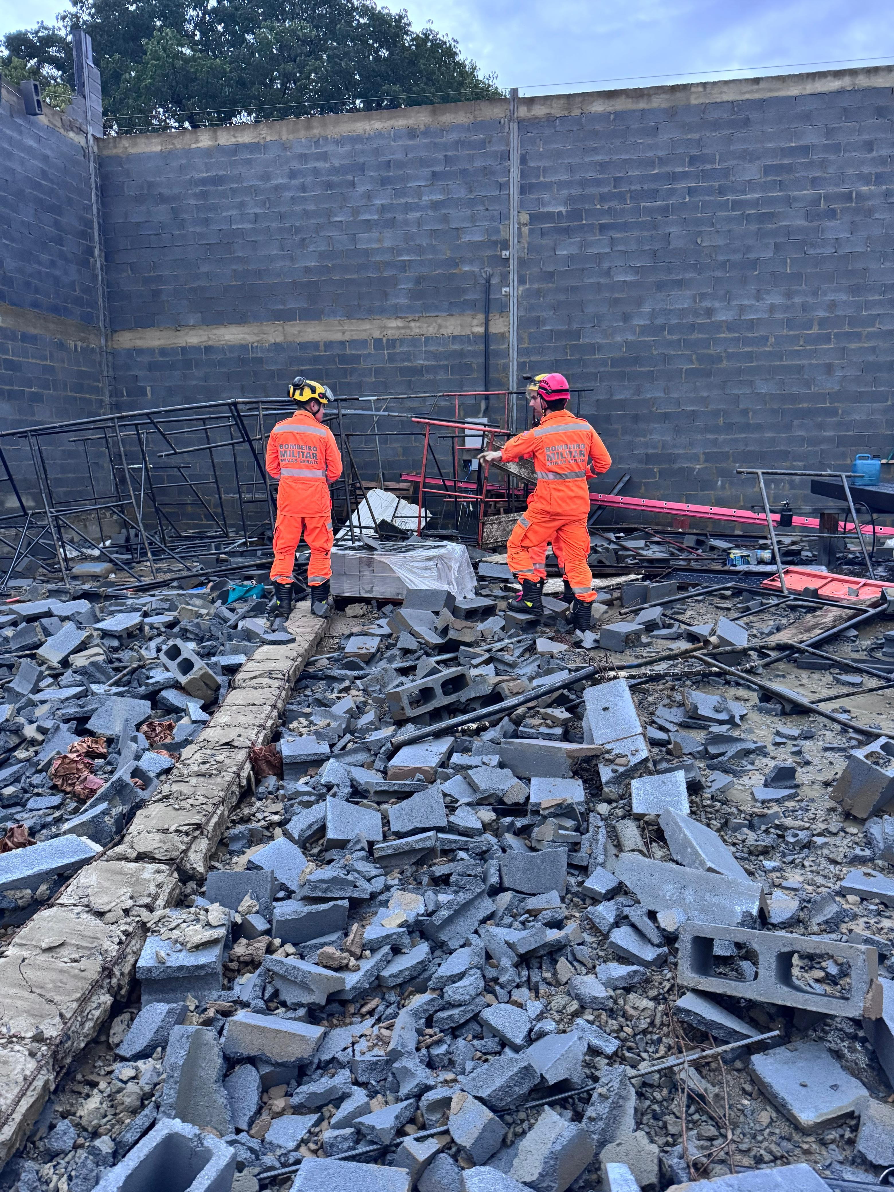 Temporal causa desabamento de galpão, deixa ferido e provoca alagamentos em Montes Claros