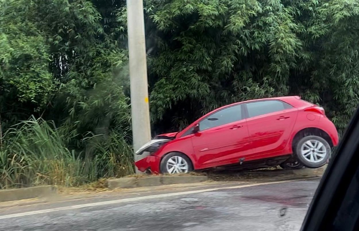 Carro bate contra poste e deixa mulher ferida em Mogi das Cruzes