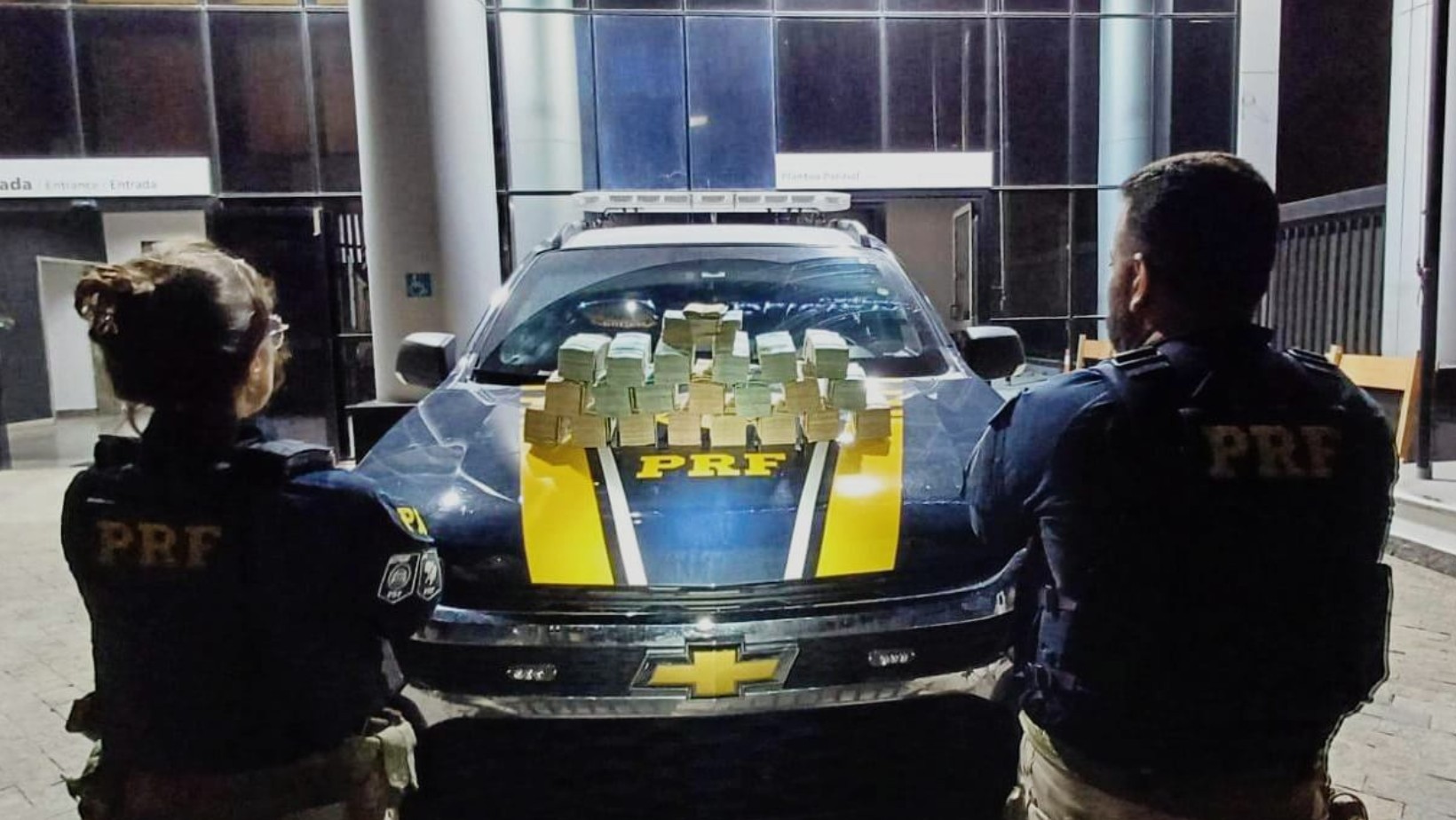 PRF apreende quase R$ 750 mil em dinheiro dentro de carro na Fernão Dias, em Vargem