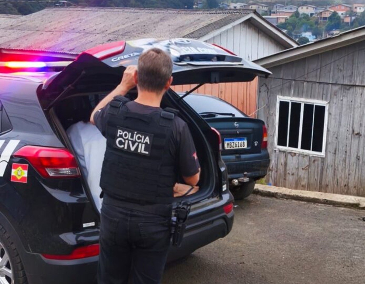 Homem de 18 anos é preso suspeito de tentar matar a mesma pessoa duas vezes em um mês em SC