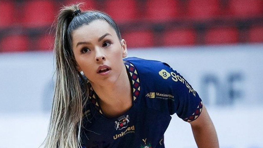 Jogadora expulsa por perfil 18+ denuncia: “Compravam meus nudes”