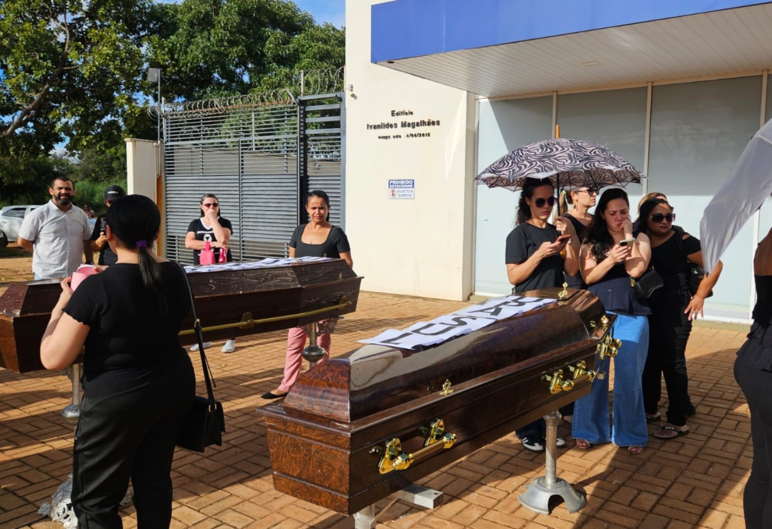 Servidores levam caixões para frente de secretaria em protesto contra terceirização de setor em Palmas