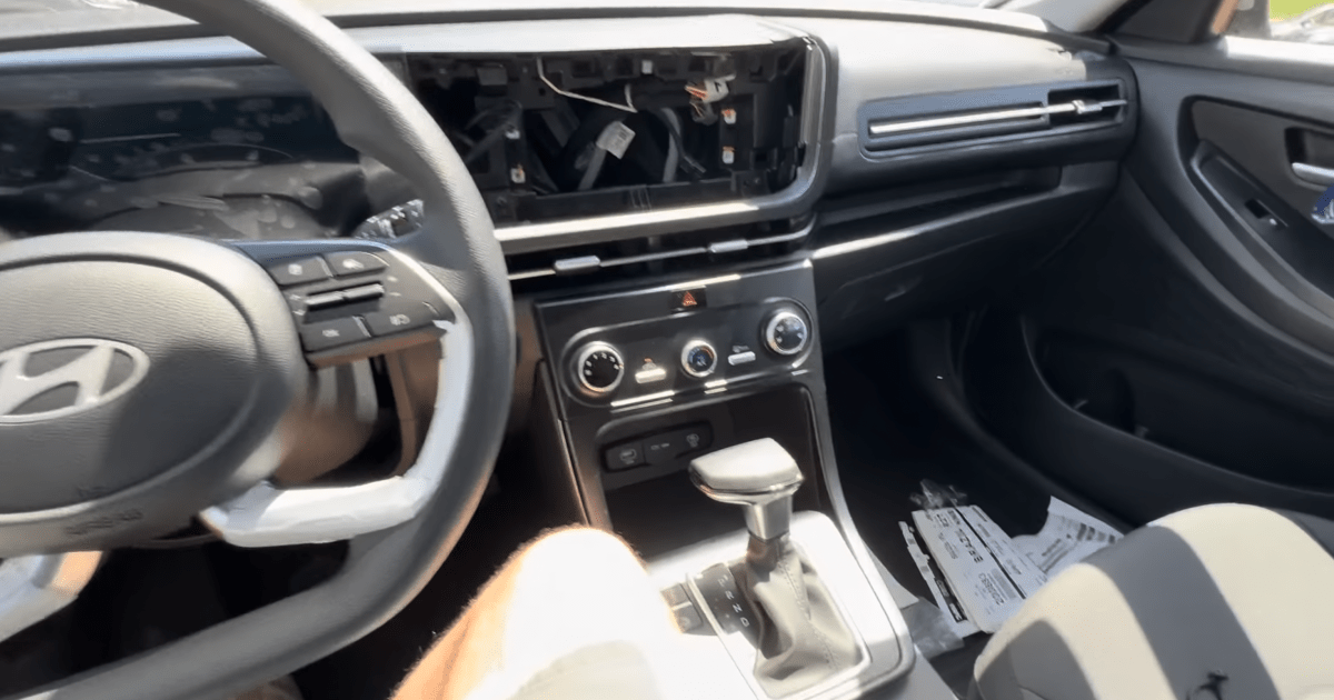 Creta Action 2026 é vendido com buraco no painel e Hyundai admite falha