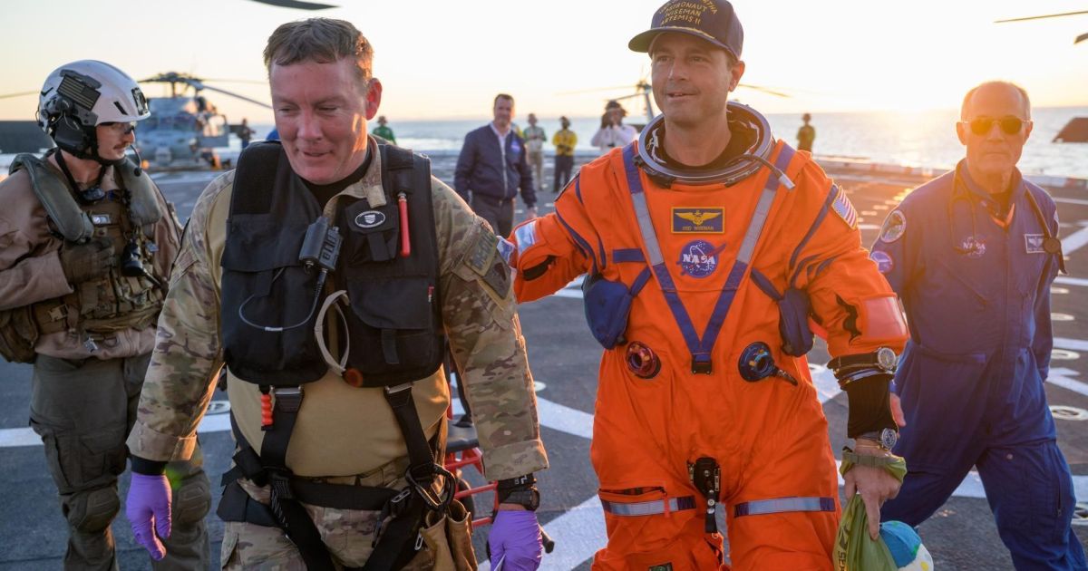 Astronauta da Artemis II publica primeira foto após voltar à Terra; veja