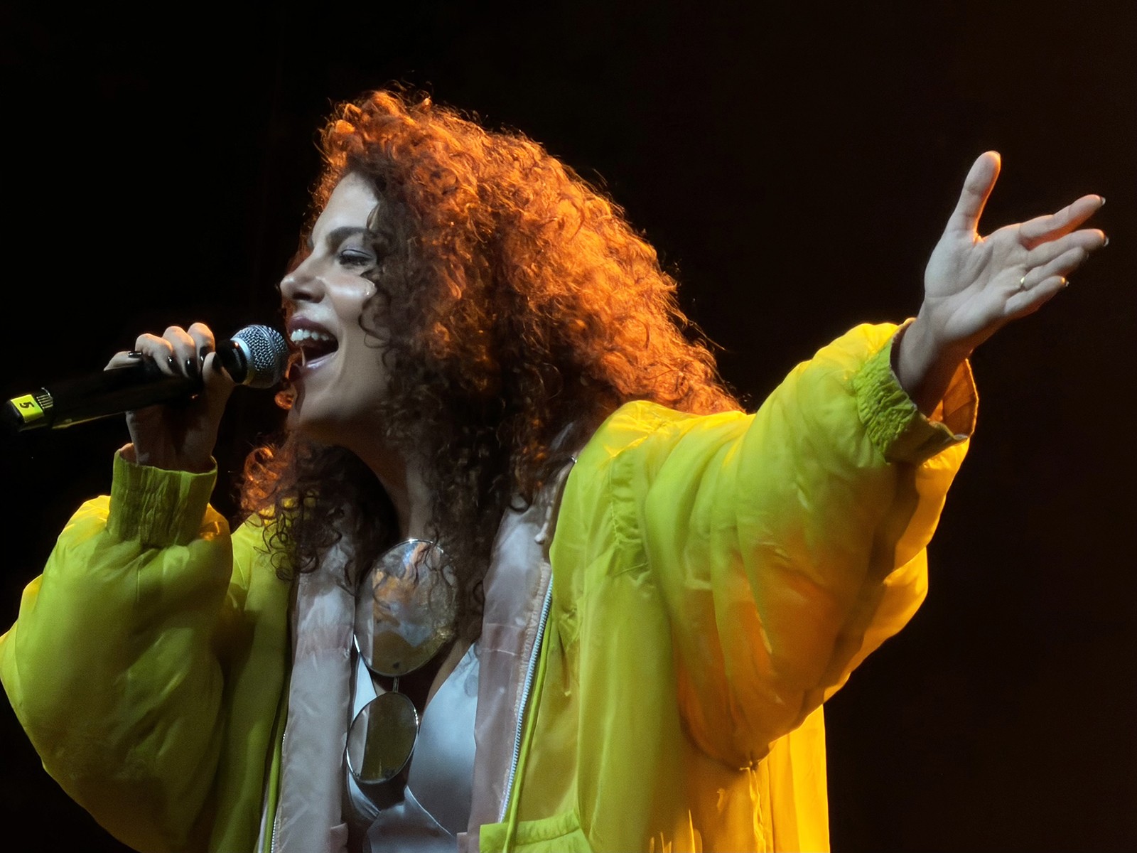 Céu celebra 'braços abertos' do público carioca em 2005 ao voltar ao Rio com show em que revisita o primeiro álbum