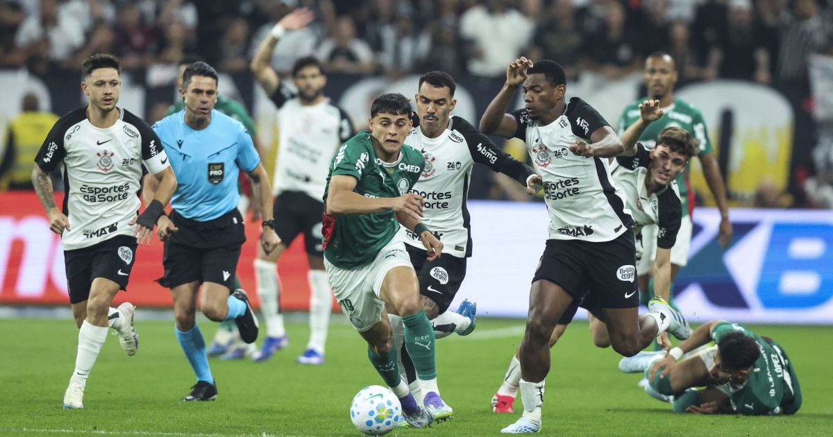 Com dois a menos, Corinthians segura 0 a 0 com o Palmeiras no Brasileirão