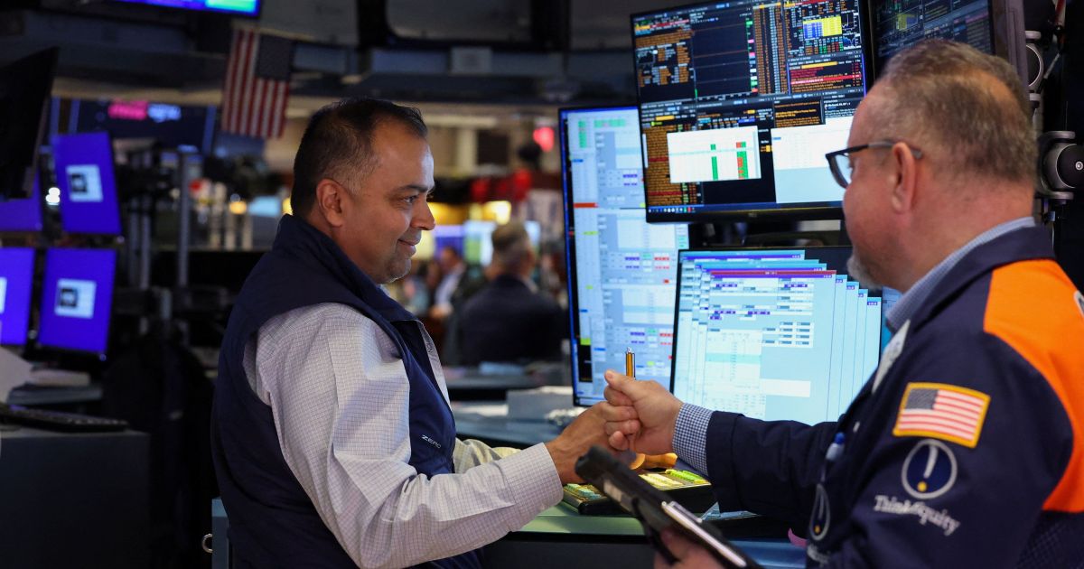 Wall Street opera sem direção única em meio a bloqueio dos EUA em Ormuz