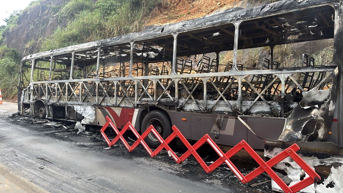 Ônibus pega fogo e fecha União Indústria, em Juiz de Fora; VÍDEO