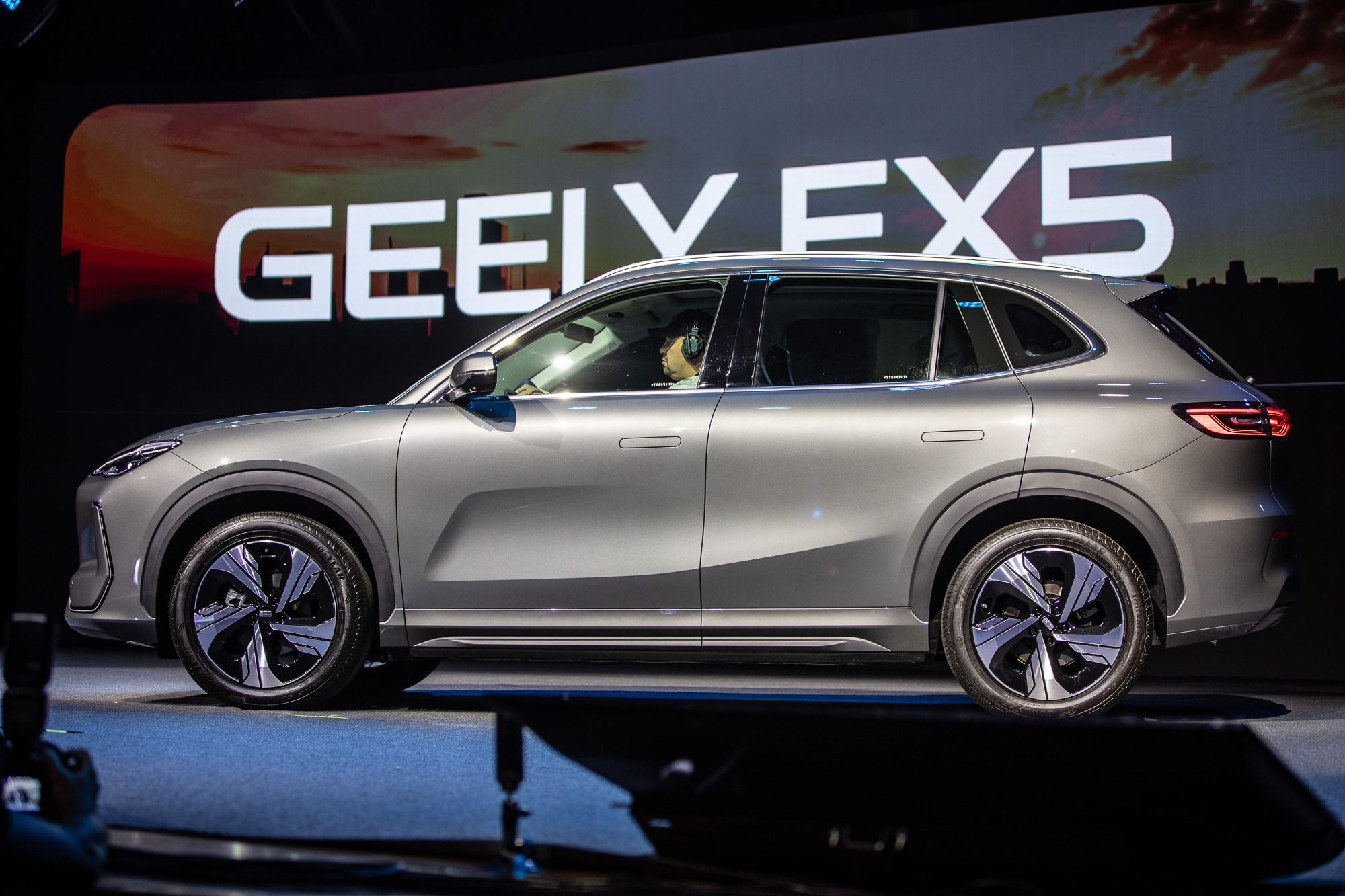 Geely lança novo sistema de motor híbrido em desafio a domínio da Toyota