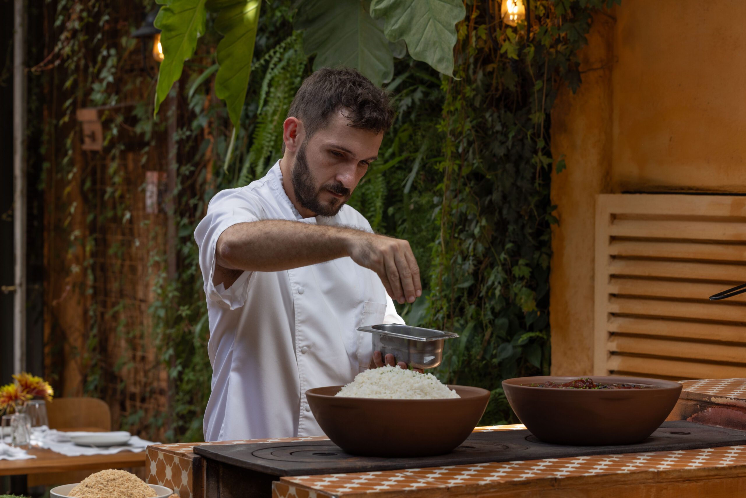 Ivan Santinho reabre o Quintal da La Cura após obras danificarem o espaço