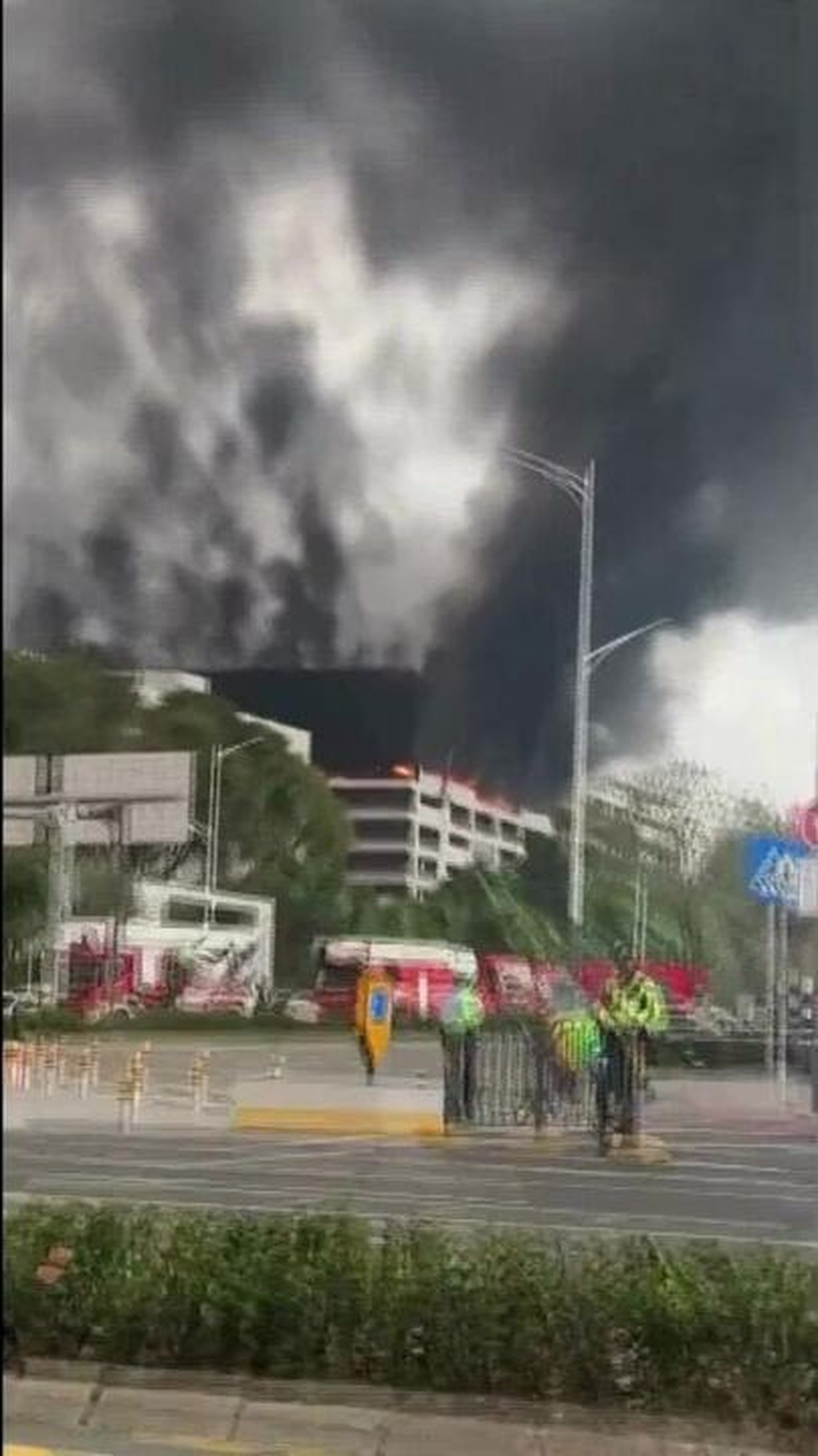 VÍDEO: Incêndio destrói carros em estacionamento da BYD na China