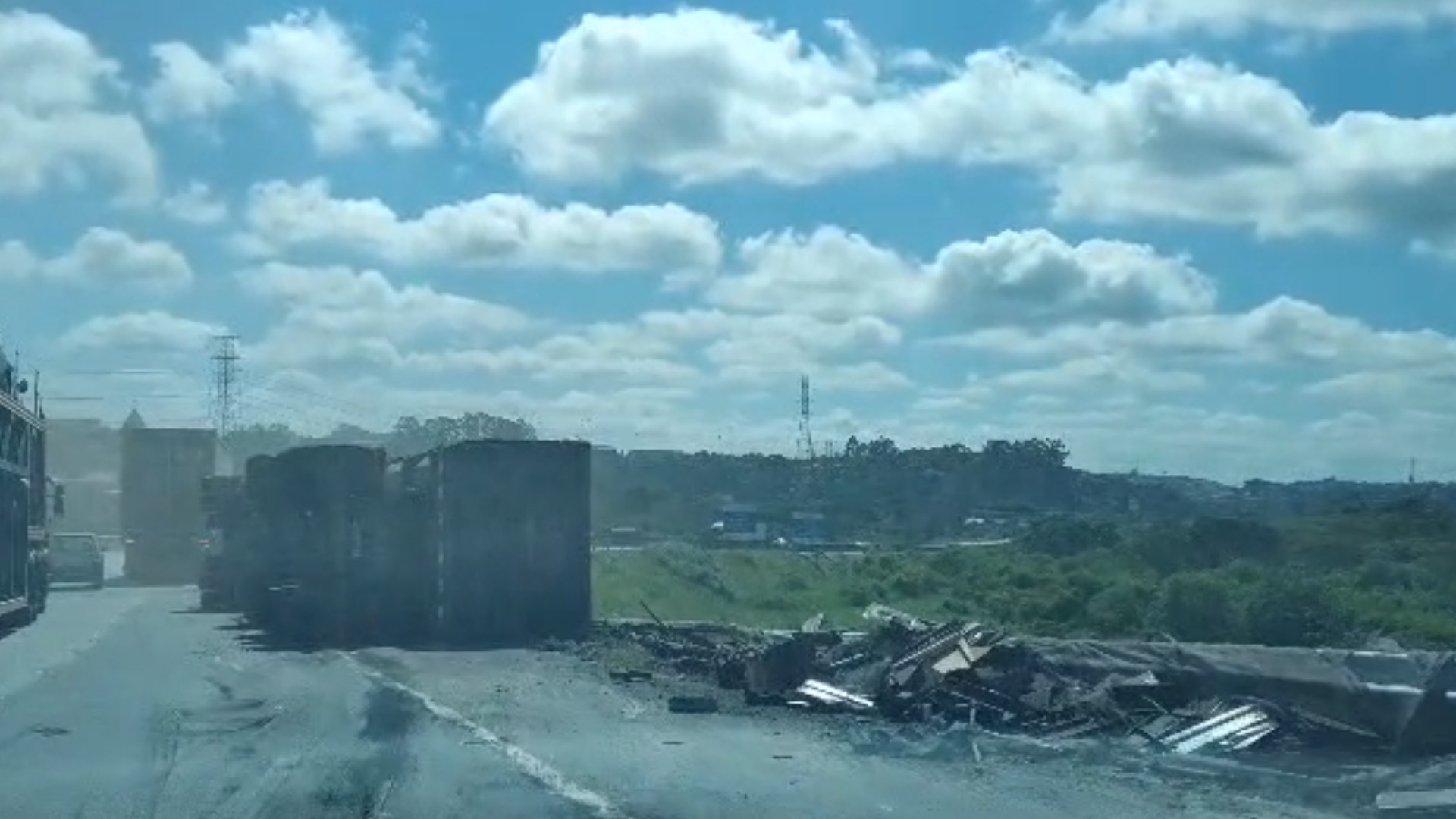 Carreta com 38 toneladas de sucata tomba em alça da Ayrton Senna