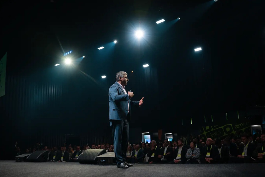 Forte adoção por clientes e execução consistente, com número recorde de go-lives em 2025, destacam a crescente demanda por tomada de decisão empresarial mais rápida e orientada por aprendizado