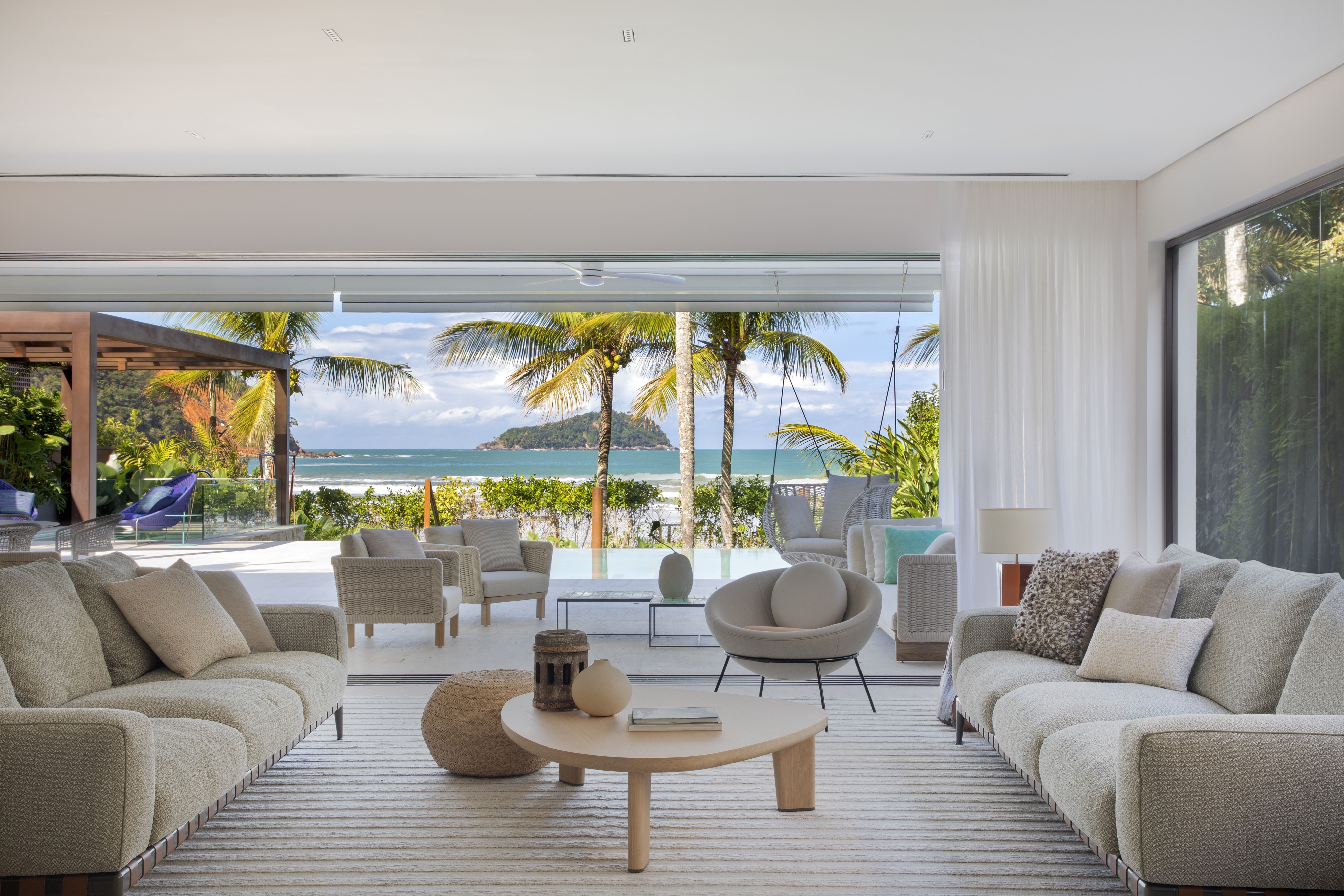 Casa na Praia da Baleia ganha reforma completa e decoração com designs italiano e brasileiro