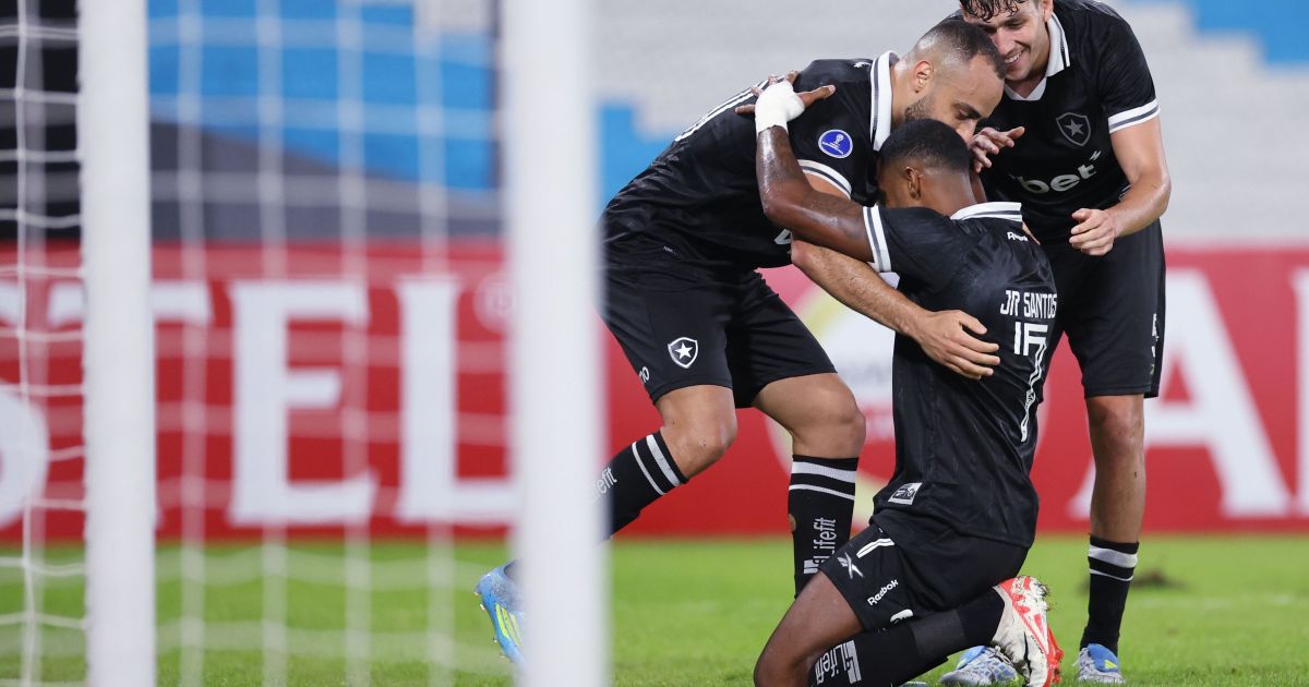 Danilo decide no fim, e Botafogo vence o Racing na Sul-Americana