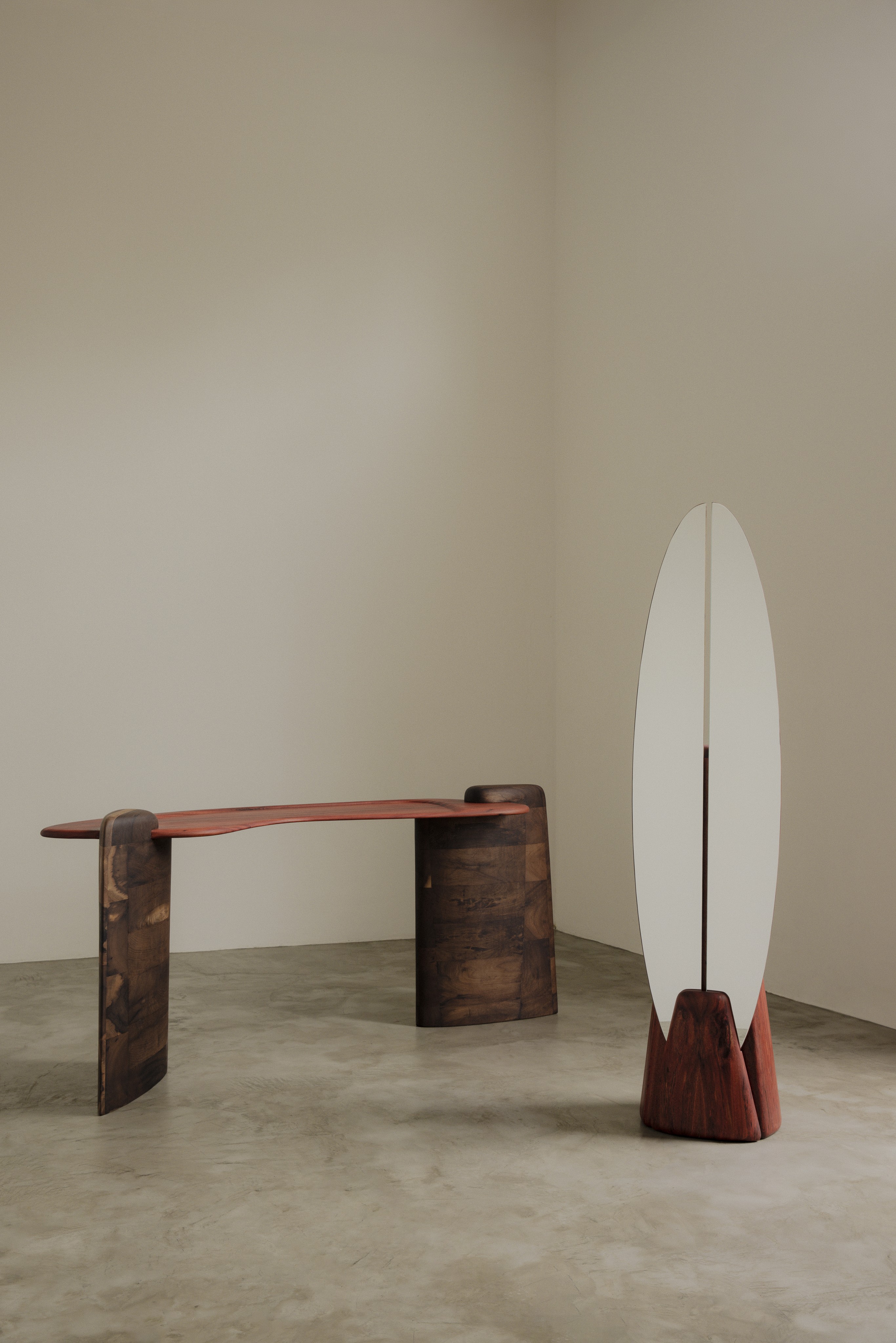 Espelhos esculturais: tendência une arte, design e materiais não convencionais