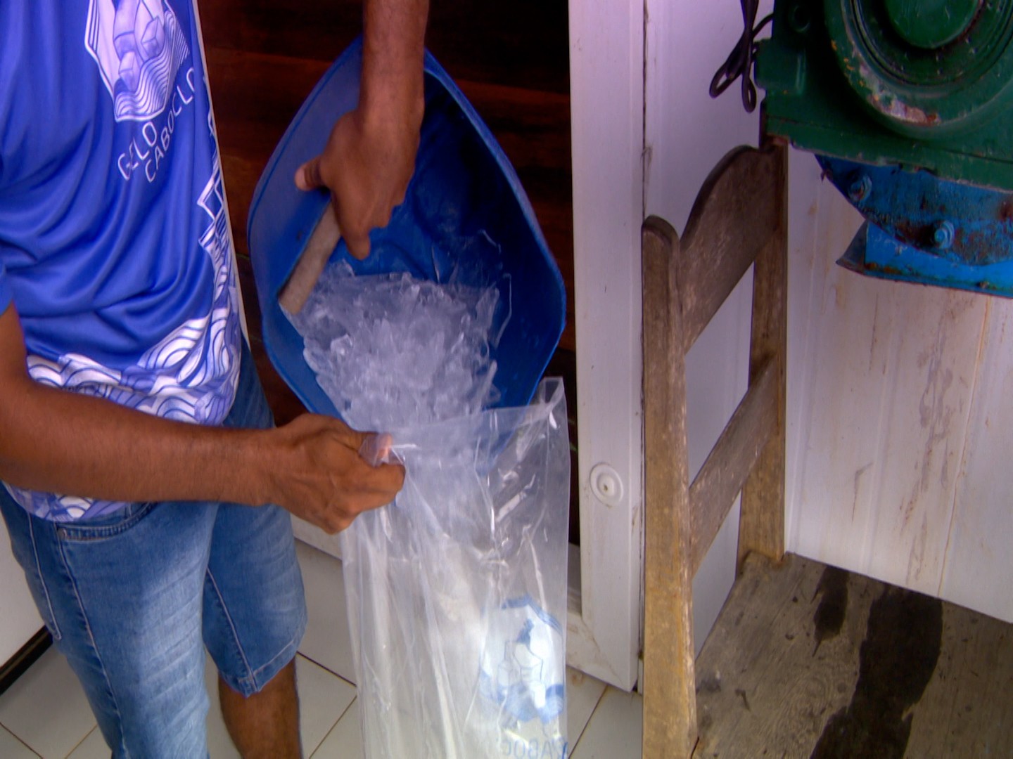 Fábrica de gelo movida a energia solar começa a funcionar e beneficia até 400 pescadores no Amazonas