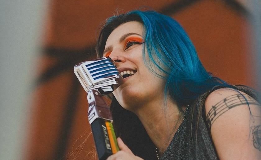 Musicista com surdez transforma o corpo em partitura