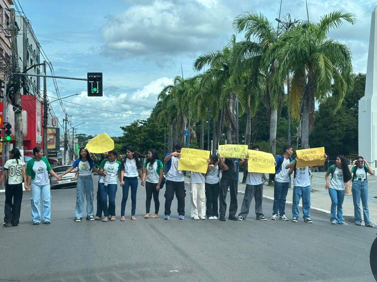 Alunos fazem protesto após afastamento da gestão de escola em Rio Branco; VÍDEO