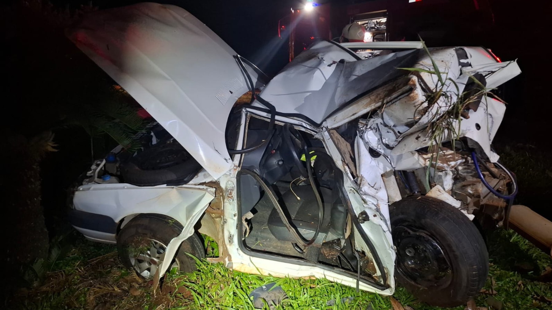 Motorista morre após ter carro atingido e arremessado contra poste, no Paraná