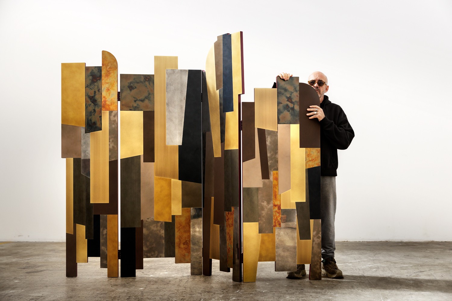 Milão 2026: Antonio Marras aproxima moda e design em coleção de peças metálicas