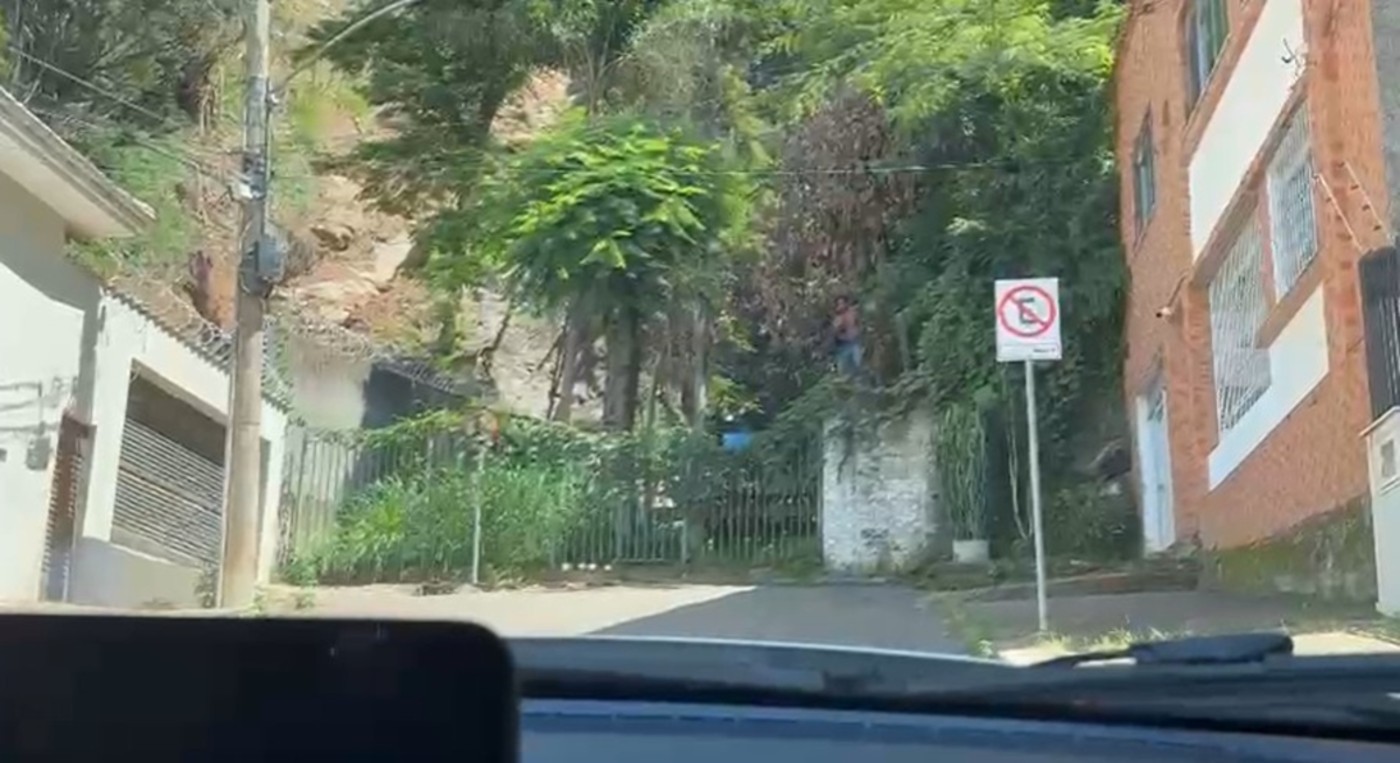 VÍDEO: Homem invade imóvel evacuado após chuva, furta objetos e é preso em Juiz de Fora