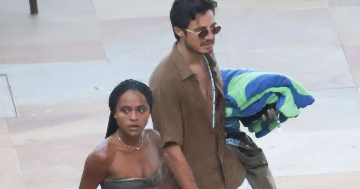 Tiago Iorc e Duda Santos são flagrados em clima de romance na praia; veja