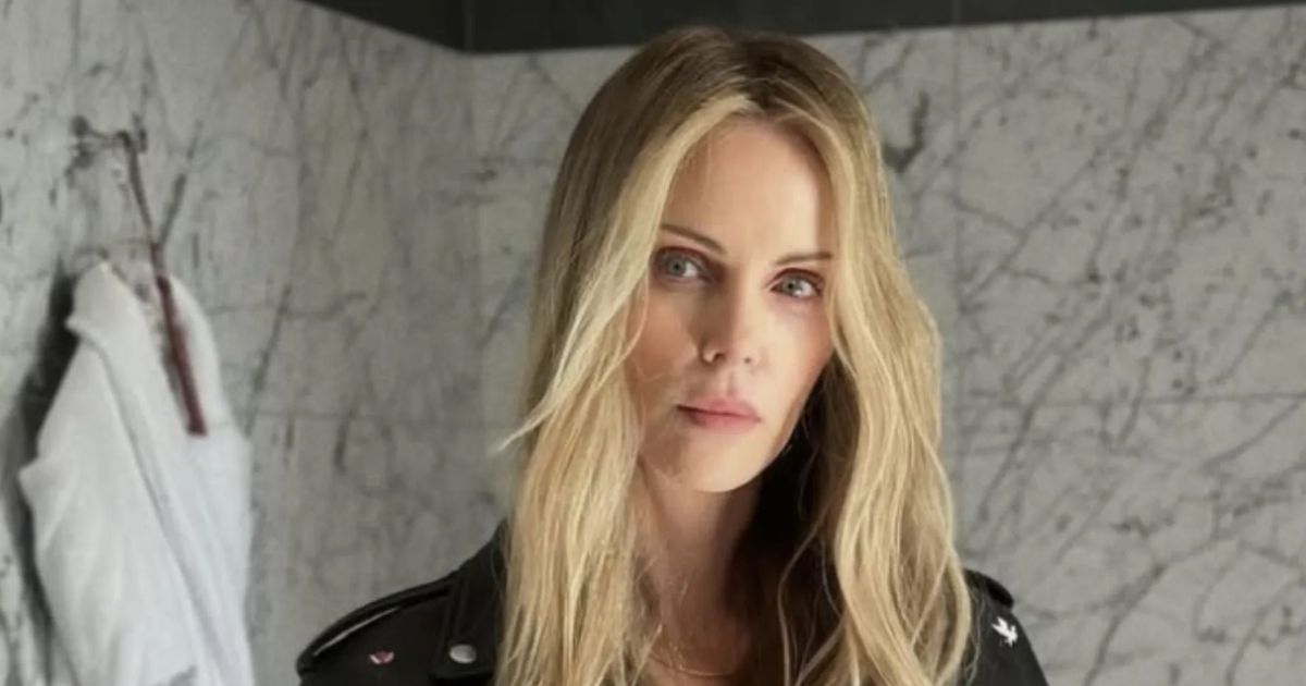 Charlize Theron revela que mãe matou o pai para salvá-las de ataque
