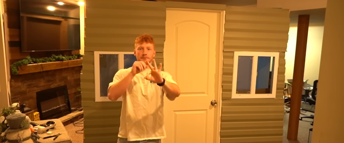 Youtuber constrói minicasa no porão dos pais e viraliza; veja