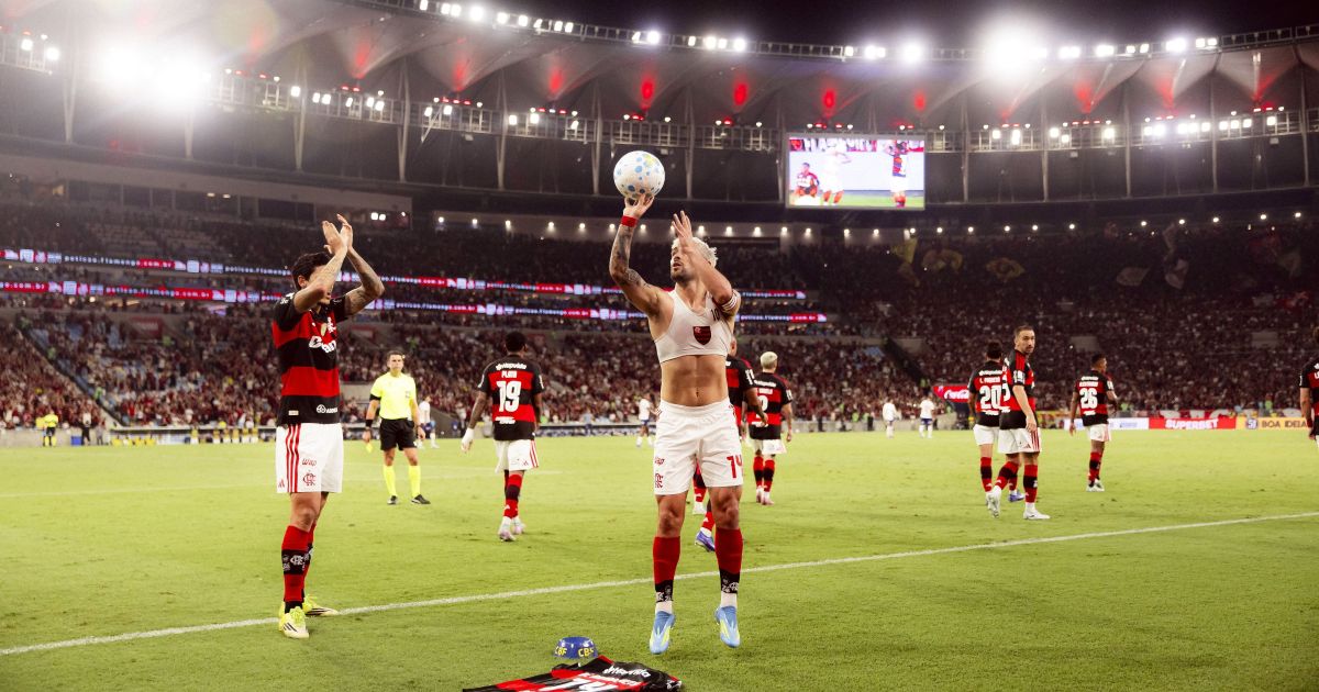 Com homenagens a Oscar, Flamengo vence Bahia e segue na cola do Palmeiras
