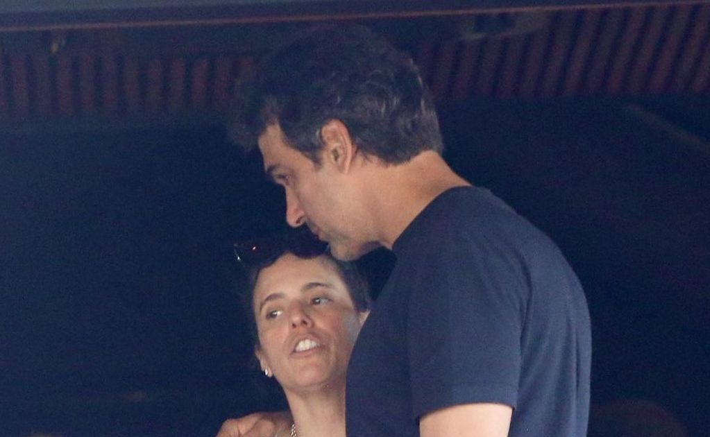 Após morte do irmão, Tadeu Schmidt aparece abatido e ganha beijo da esposa