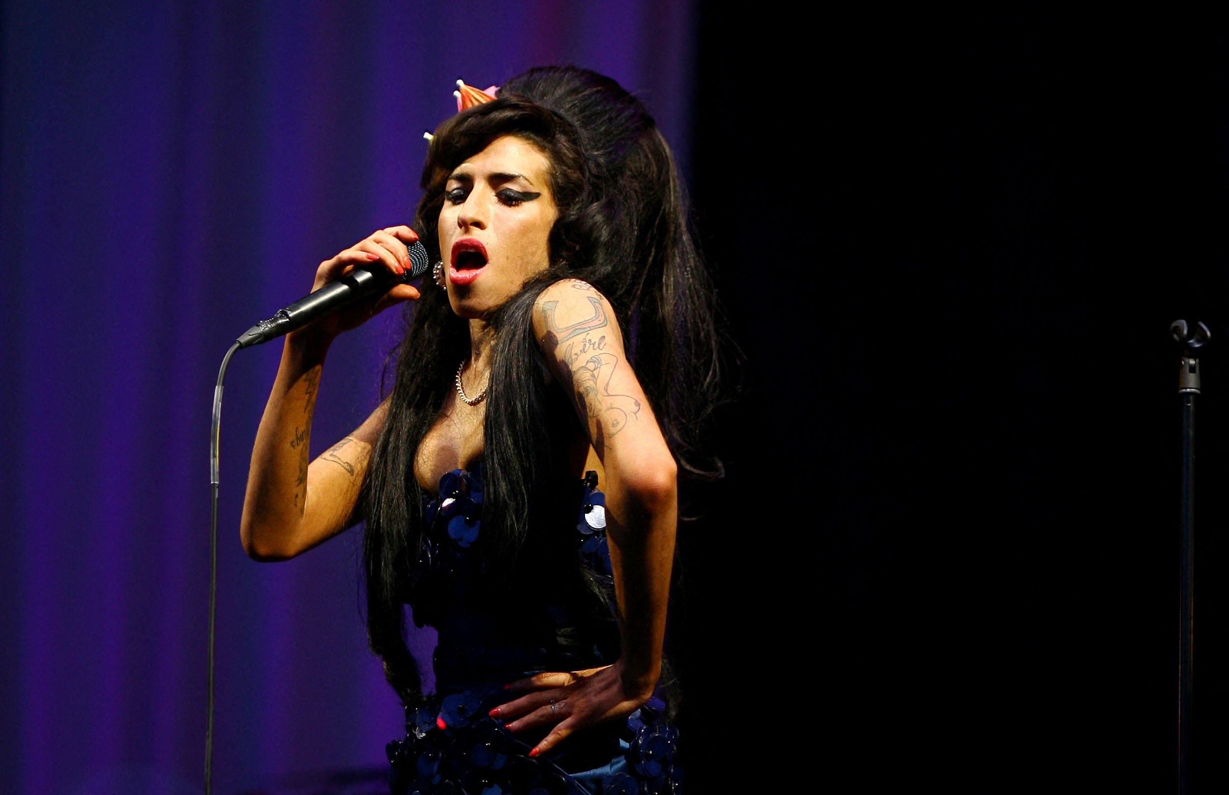 Pai de Amy Winehouse perde ação contra amigas da filha que leiloaram objetos da artista