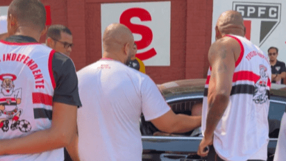 Torcedores do São Paulo protestam em CT e pedem saída de Rui Costa