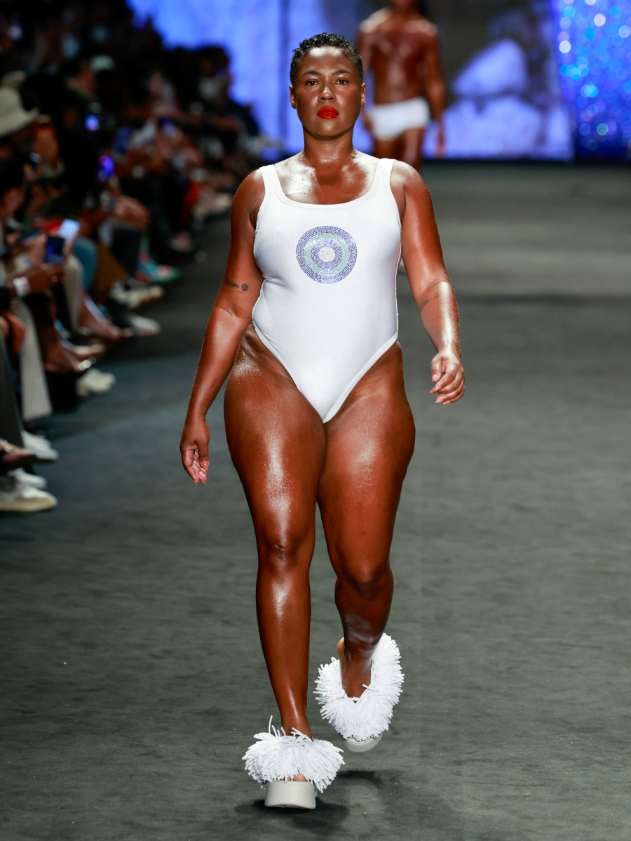 O Câncer de Mama no Alvo da Moda de volta às passarelas