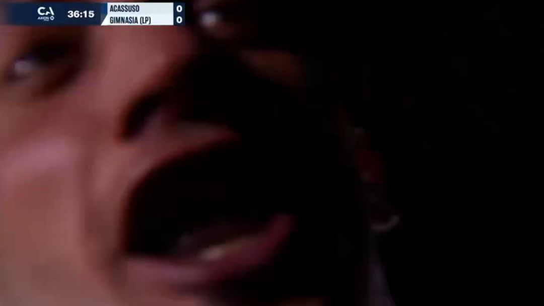 Torcedor encontra câmera da transmissão durante jogo e aponta para si mesmo