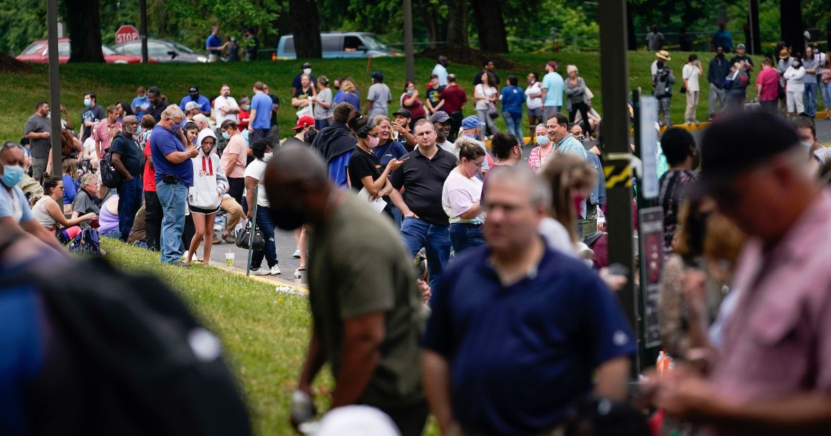 Pedidos de auxílio-desemprego nos EUA têm leve alta; mercado segue estável