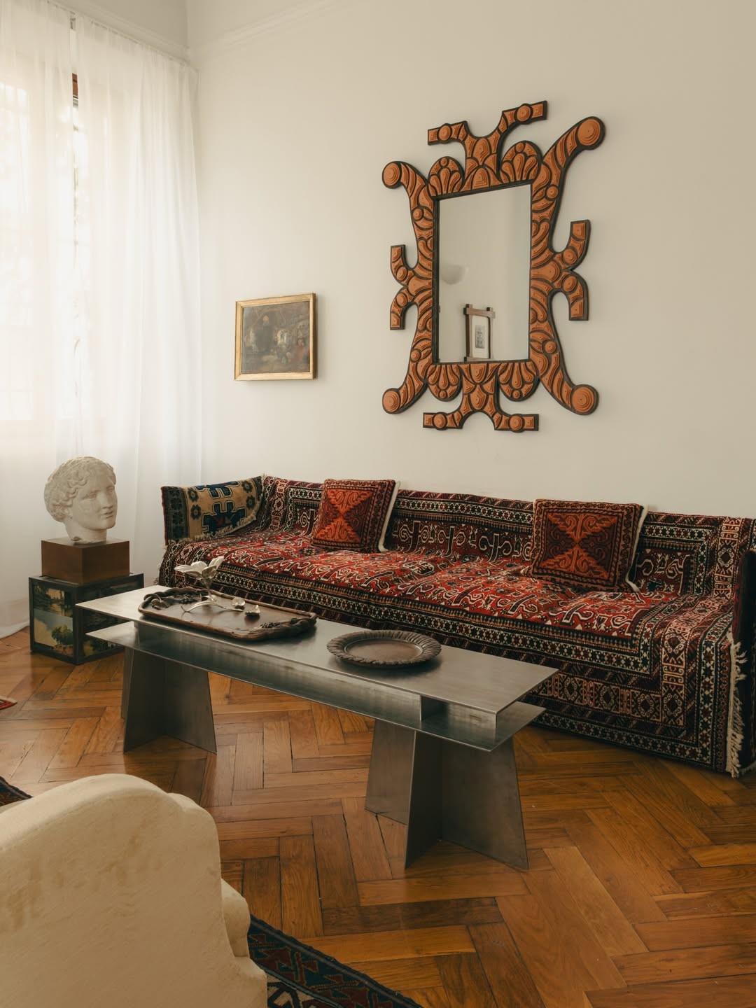 Milão 2026: antiquário dá aula de styling em apartamento