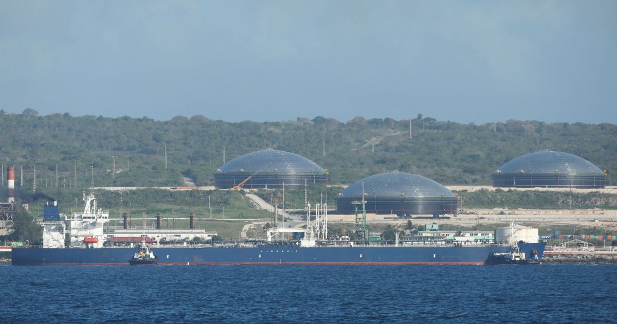 Cuba vê alívio de curto prazo com petróleo russo começando a fluir