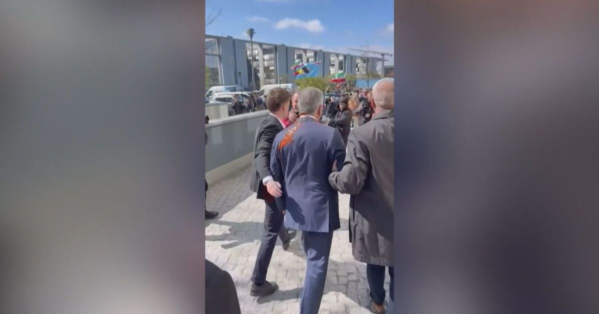 Príncipe herdeiro do Irã é atacado com líquido vermelho; veja vídeo