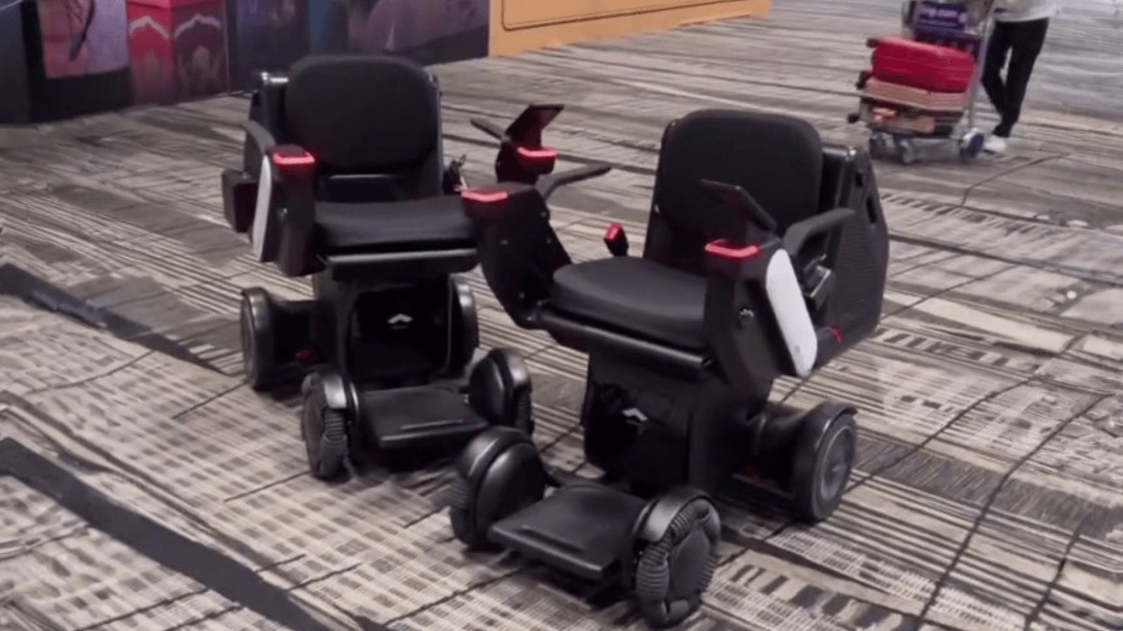 Cadeiras de rodas robóticas com IA 'brigam' em aeroporto; confira