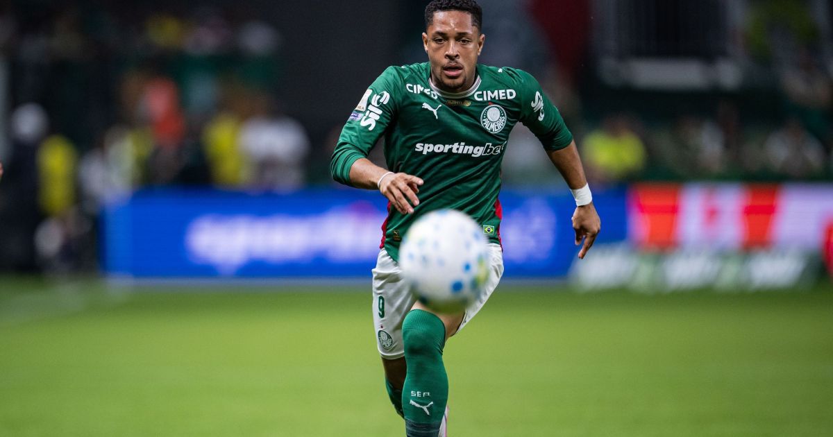 De volta ao time titular, Vitor Roque sente lesão e preocupa Palmeiras