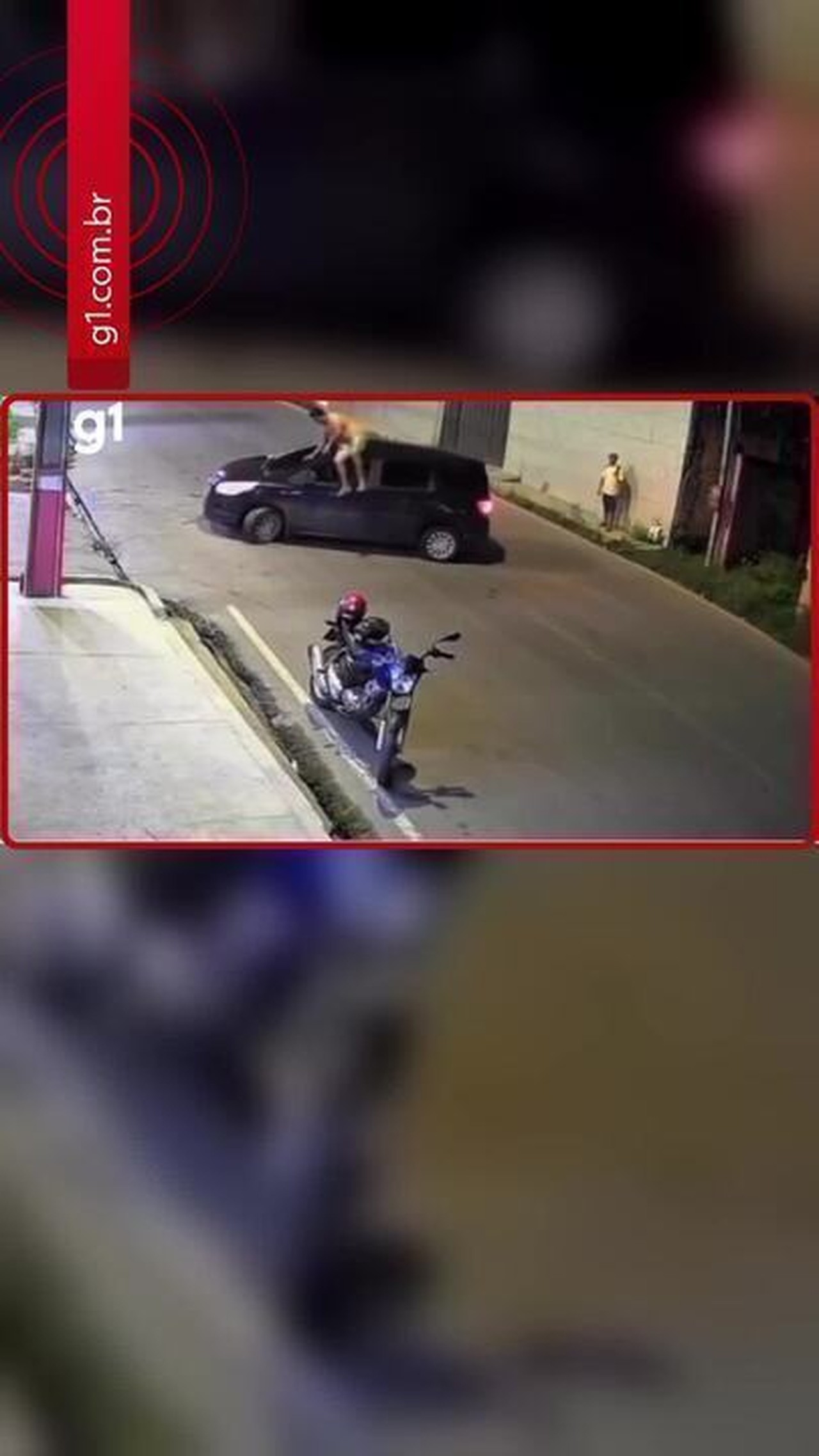 Motociclista sem capacete 'dá mortal' e cai de pé após batida com carro em Manaus; VÍDEO