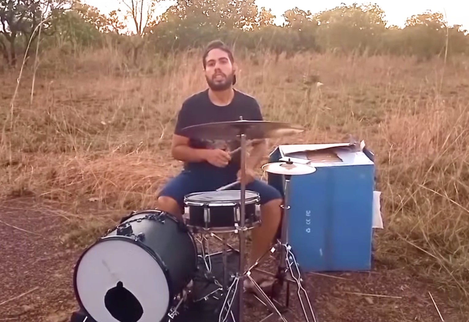 Saiba quem é o baterista que passou a ensaiar no mato após vizinho chamar a polícia por barulho