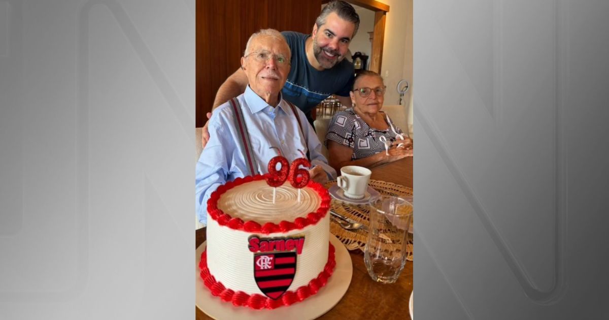 Com bolo do Flamengo, Sarney comemora 96 anos ao lado da família