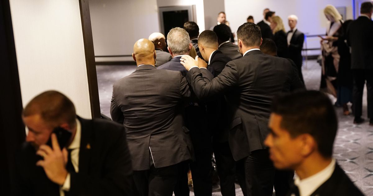 Agente Secreto é baleado durante jantar em que Trump foi retirado