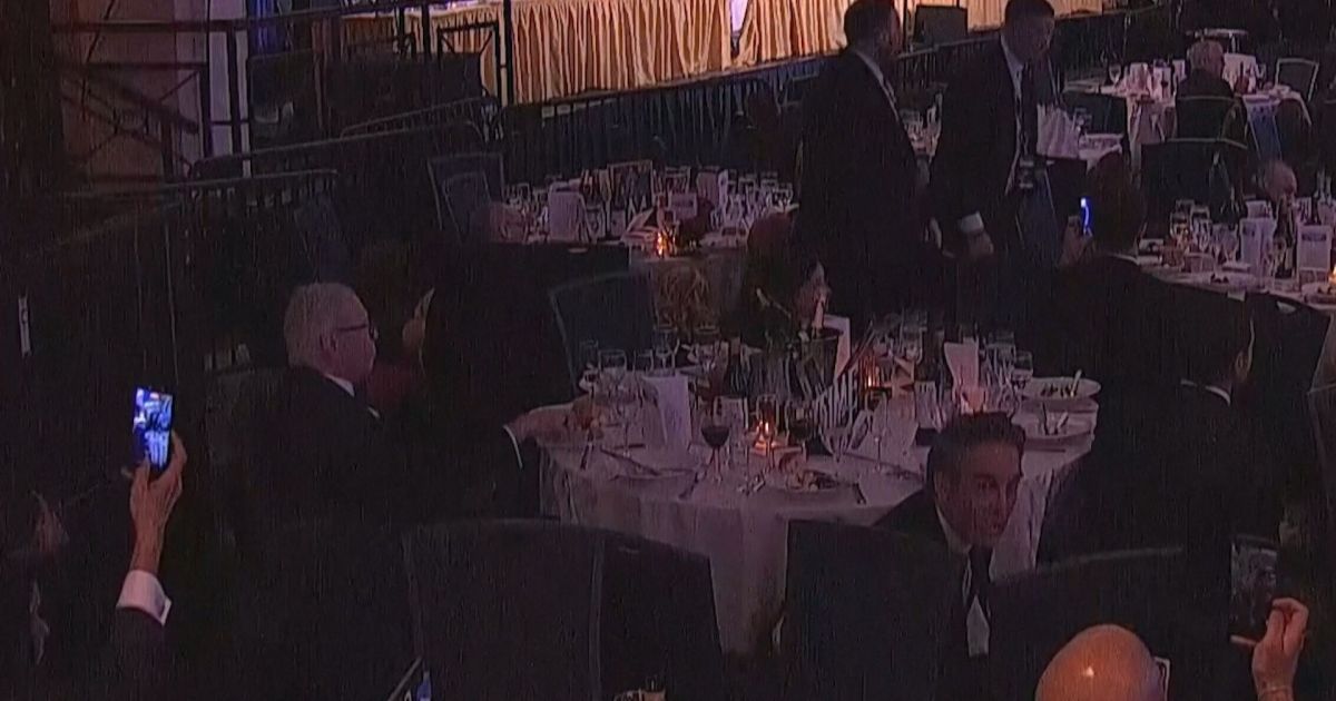 Convidado continuou a comer durante ataque a tiros em jantar de Trump